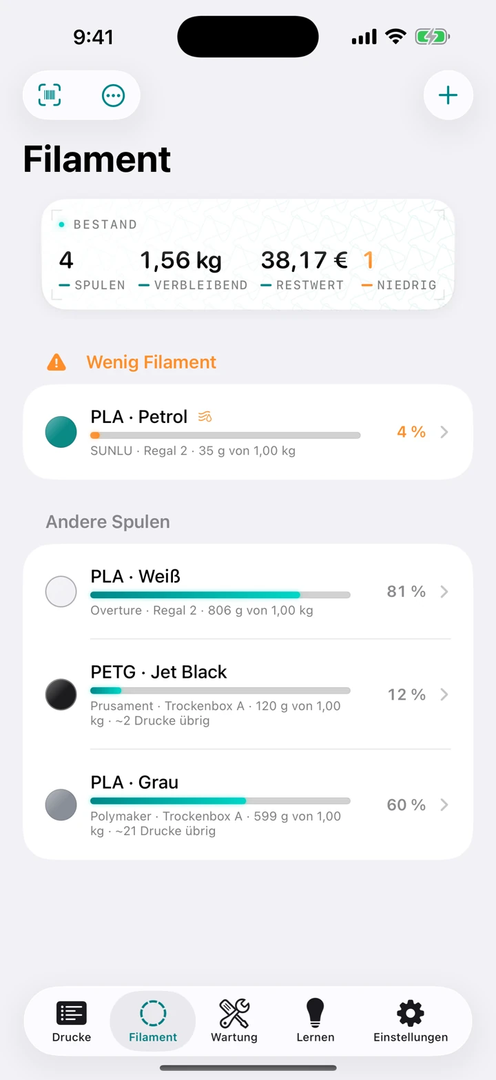 Der Filamentbestand: jede Spule mit Material, Farbe, Restgramm und ungefähr wie viele Drucke sie bei deinem Tempo noch schafft.