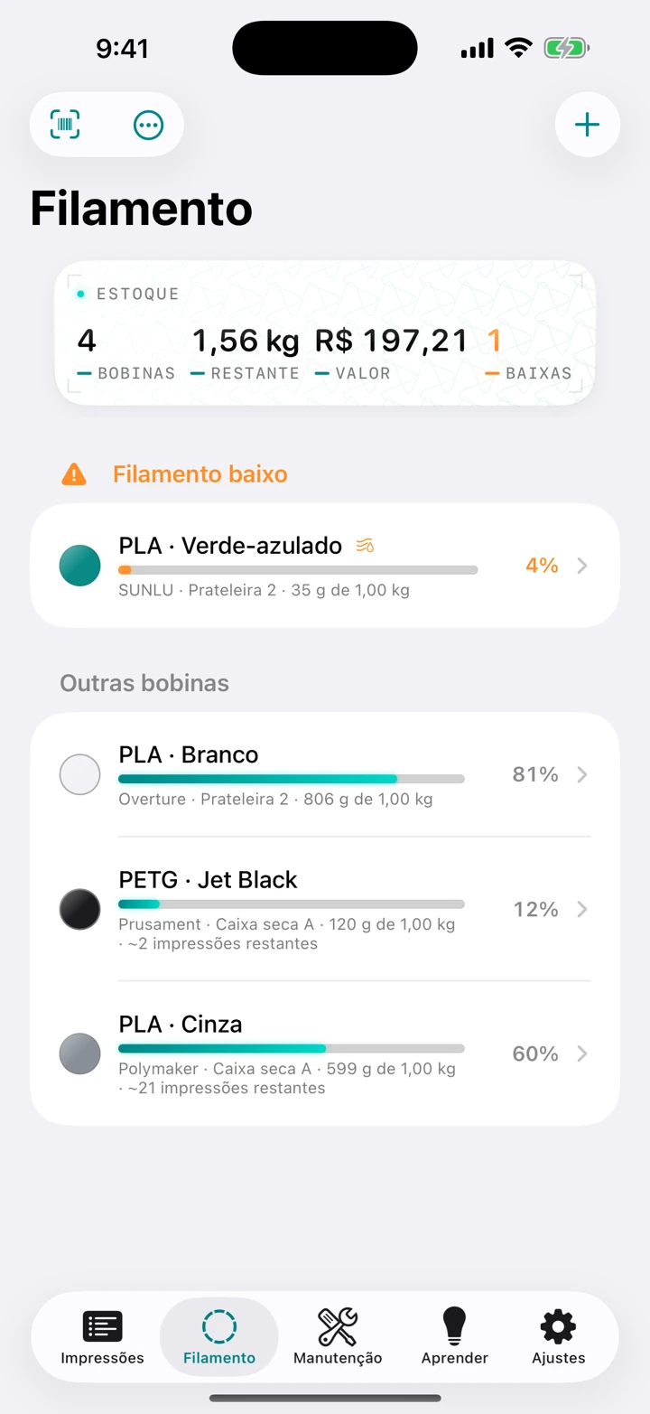 O estoque de filamento, com cada bobina e seu material, cor, gramas restantes e quantas impressões ainda dá para fazer no seu ritmo.